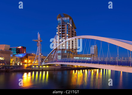 England, Greater Manchester, Salford Quays, Blick über Lowry Brücke Stockfoto