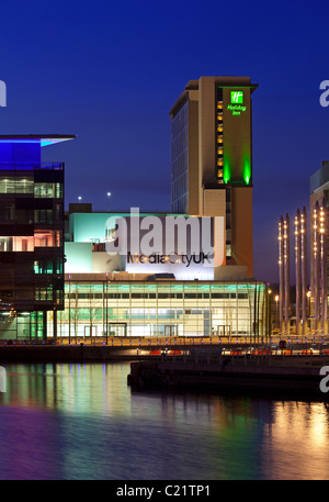 England, Greater Manchester, Salford Quays, Medienstadt beleuchtet in der Dämmerung Stockfoto