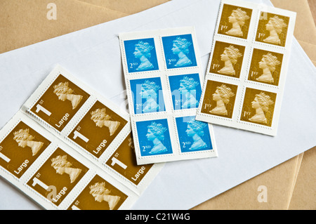 Eine Reihe von UK Briefmarken und Umschläge - einschließlich große 1. Klasse, 2. Klasse und 1. Klasse-Briefmarken. Stockfoto