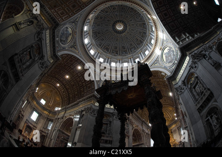 Michelangelos Kuppel hoch über den Baldachin im Petersdom, Rom, Italien. Stockfoto