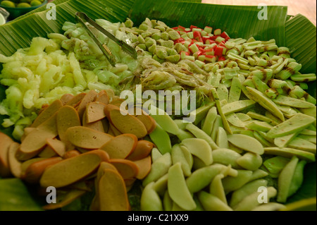 verschiedene Fleisch und Fisch auf dem Display für verschiedene thai pikante Salate, Bangkok, thailand Stockfoto