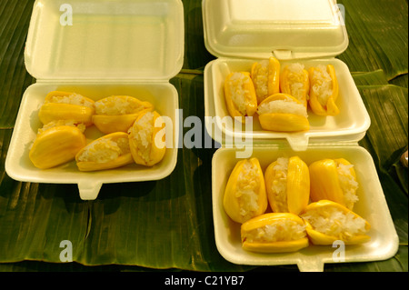 Süßer Klebreis gefüllt in Jackfrucht, thai Dessert, Straßenmarkt, Bangkok, thailand Stockfoto