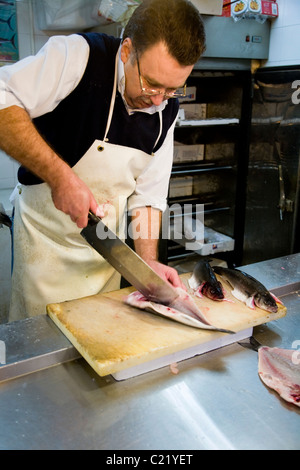 Fischhändler / Monger / Verkäufer bereitet frischen Fisch auf feste indoor Marktstand / shop. Sevilla / Sevilla. Spanien. Stockfoto