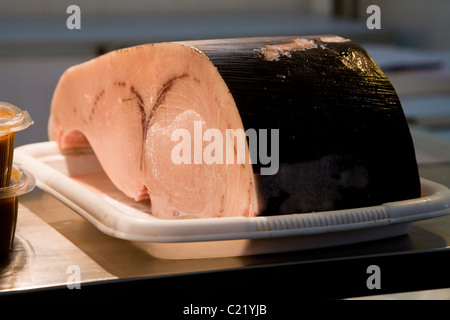 Frischer Schwertfisch / Schwertfischsteak zubereitet vom Fischhändler / Monger auf festen Markthalle stall / shop. Sevilla / Sevilla. Spanien Stockfoto