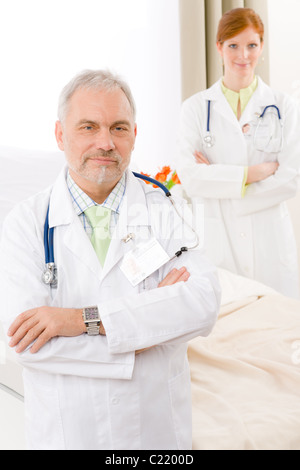 Ärzteteam - Porträt von zwei Arzt mit Stethoskop im Krankenhaus Stockfoto