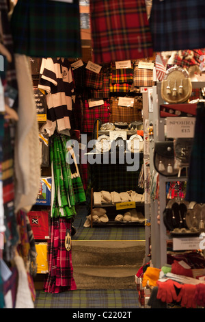 Schottische Shop auf der Royal Mile in Edinburgh. Tartans, Kilts, Sporrans und Highland Insignien zu zeigen. Bild: Russell Sneddon | Stockfoto