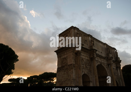 Der Triumphbogen des Konstantin, gesehen vom Kolosseum in Rom, Italien. Stockfoto