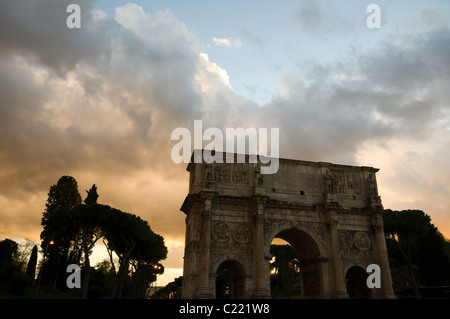 Der Triumphbogen des Konstantin, gesehen vom Kolosseum in Rom, Italien. Stockfoto