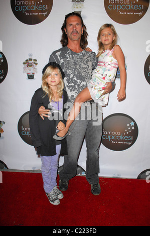 Lorenzo Lamas mit seinen Töchtern Victoria Lamas und Elizabeth Lamas berühmten Cupcakes Beverly Hills grand Eröffnung Los Angeles, Stockfoto