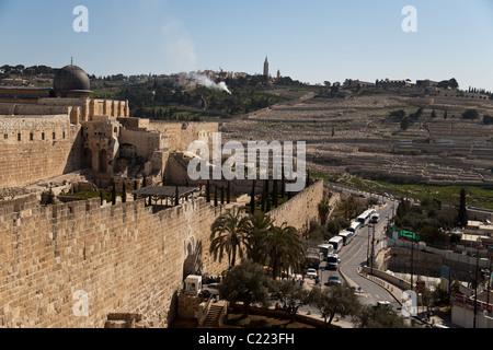 Al-Aqsa-Moschee betrachtet im Hintergrund oben Dung Gate mit Ölberg. Stockfoto