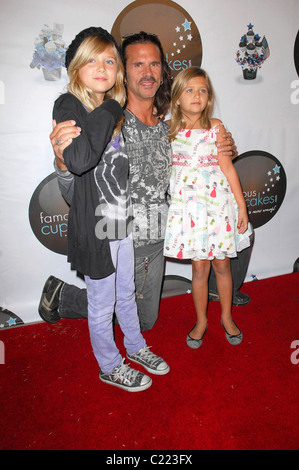 Lorenzo Lamas mit seinen Töchtern Victoria Lamas und Elizabeth Lamas berühmten Cupcakes Beverly Hills grand Eröffnung Los Angeles, Stockfoto