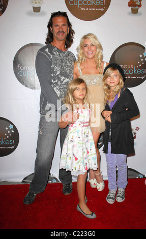 Lorenzo Lamas mit seinen Töchtern Shayne Lamas, Victoria Lamas und Elizabeth Lamas berühmten Cupcakes Beverly Hills grand öffnen Stockfoto