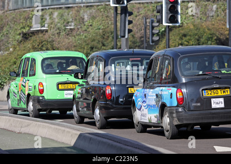 Drei London-Taxis in einer Warteschlange an der Ampel in London Stockfoto