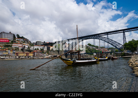 Hafen Lastkähne auf dem Fluss Douro, die verwendet wurden, zum Hafen hinunter den Fluß zu tragen. Porto (Oporto), Portugal Stockfoto