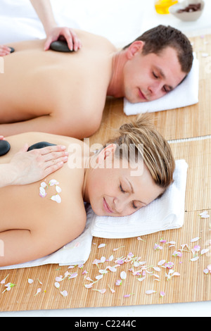 Entspannte junge Paar genießt eine Steintherapie Stockfoto