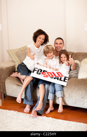 Glückliche Familie sitzen auf der couch Stockfoto