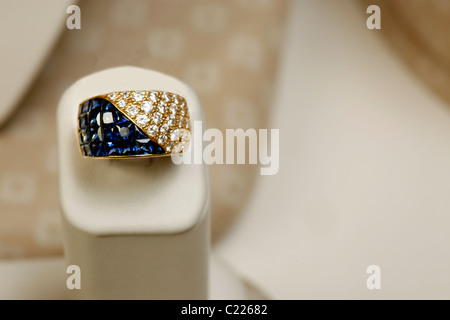 18 k Gelbgold ring 5,25 Karat Princess-Schliff Saphires und 1,82 Karat Diamanten Stockfoto