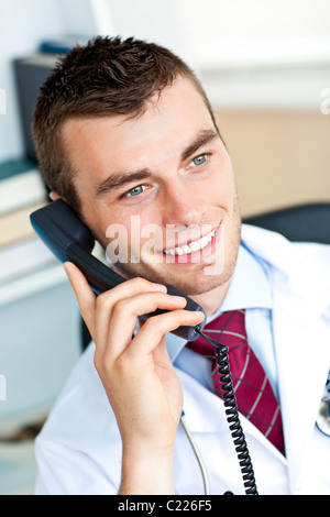Glücklich männlichen Arzt telefonieren Stockfoto
