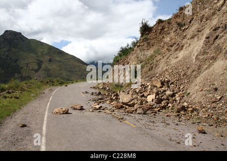 Gefährliche Felsen, die auf einer Asphaltstraße in Peru fiel Stockfoto