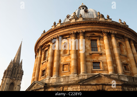 "Radcliffe Camera" und "St. Marien" Kirchturm, [Oxford University], Oxfordshire, England, Vereinigtes Königreich Stockfoto