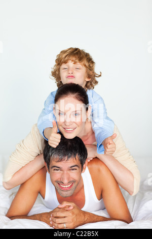 Eltern, die Spaß mit ihrem Sohn Stockfoto