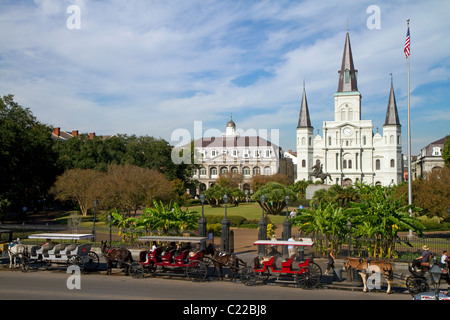 Kathedrale Saint-Louis und Jackson Square befindet sich in der Französisch Quarter von New Orleans, Louisiana, USA. Stockfoto