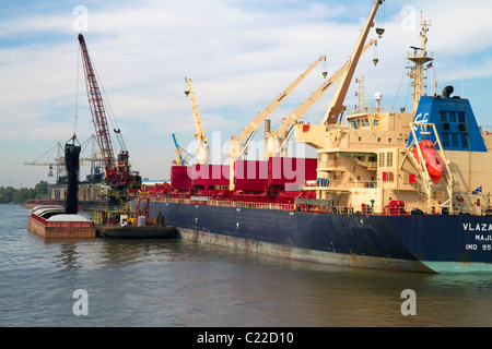 Kran laden ein Lastkahn mit Kohle auf dem Mississippi in New Orleans, Louisiana, USA. Stockfoto