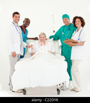 Gruppe von Ärzten, die Teilnahme an einem Patienten Stockfoto