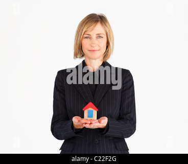 Zuversichtlich Reife Geschäftsfrau hält ein Haus Stockfoto