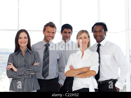 Porträt von einem glücklichen Gruppe von Geschäftsleuten, die in die Kamera schaut Stockfoto