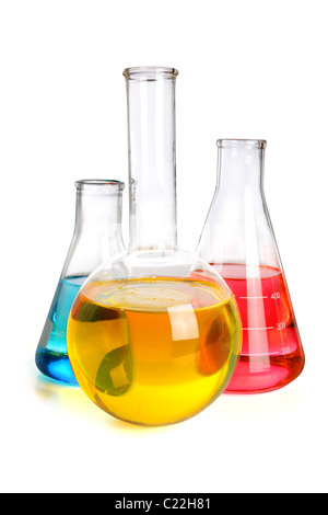 Laborglas mit Flüssigkeiten in verschiedenen Farben auf weißem Hintergrund - mit Beschneidungspfad Stockfoto