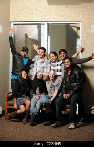 Heterogene Gruppe von jungen Männern und Frauen, die Freude Stockfoto
