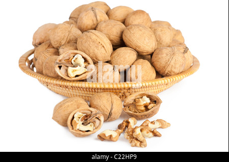 Walnüsse in hölzernen Korb auf dem weißen Hintergrund Stockfoto