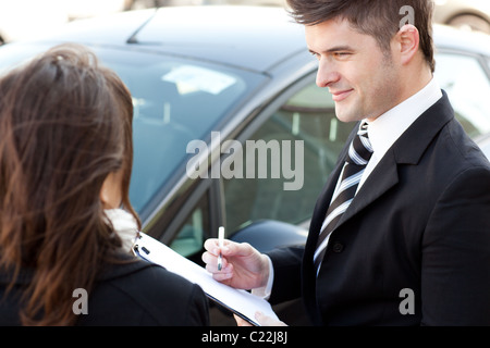 Zuversichtlich Geschäftsmann unterschreibe einen Auto-Vertrag Stockfoto