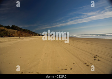 Haystack Rock als Ansicht von Cannon Beach an der Küste von Oregon.  Dies ist ein beliebtes Touristenziel, mit spektakulärer Landschaft Stockfoto