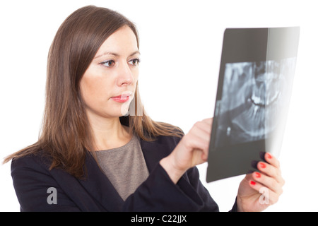 Frau betrachten Röntgen der Zähne Stockfoto