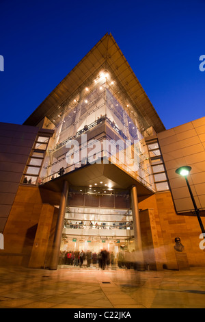 England, Manchester, Bridgewater Hall in der Dämmerung beleuchtet Stockfoto