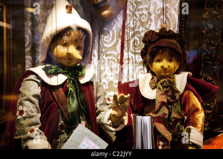 Hölzerne Pinocchio Puppen zum Verkauf in einem Schaufenster, Venedig Italien Europa Stockfoto
