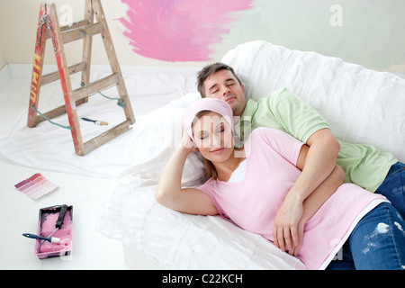 Entspannenden paar auf einem Sofa liegend Stockfoto