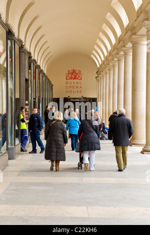 Covent Garden, Arcade führenden Eingang Royal Opera House shops stores Touristen zurück Stockfoto