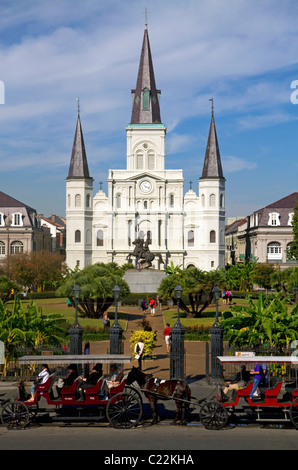 Kathedrale Saint-Louis und Jackson Square befindet sich in der Französisch Quarter von New Orleans, Louisiana, USA. Stockfoto