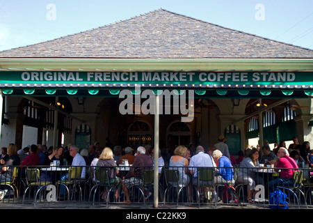 Cafe Du Monde im French Quarter von New Orleans, Louisiana, USA. Stockfoto