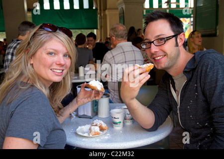 Ein paar Essen Beignets im Cafe Du Monde in der Französisch Quarter von New Orleans, Louisiana, USA. Stockfoto