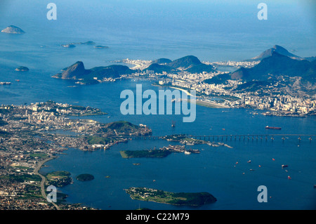 Luftaufnahme der Brücke verbindet Niteroi und Rio De Janeiro, Guanabara-Bucht, Brasilien Stockfoto