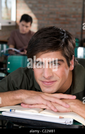 Student, Universität, auf der Suche, bei der, Kamera, sich vorstellen, sich vorzustellen, Zukunft, Pläne, Plan, Idee, Ideen. Stockfoto