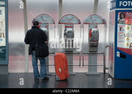 Person, die über den Status Tabelle Abflüge Ankünfte Flughafen innen Rom Fiumicino Italien Stockfoto