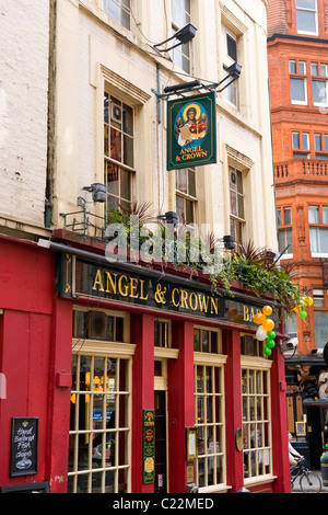 London Covent Garden, St Martins Lane, englische Pubs, der Engel & Krone, eröffnet 1740 Stockfoto