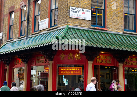 China Town, Gerrard Street melden durch Goldene Pagode-chinesische orientalische Dim-Sum-Restaurant sowohl in Chinesisch & Englisch Skript Stockfoto