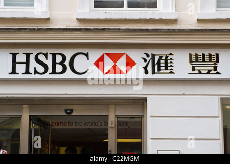 China Town, Gerrard Street, HSBC Bank unterzeichnen in Englisch & chinesische Schrift Stockfoto