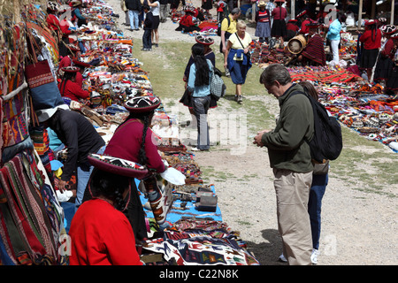 Touristen-shopping in Chinchero Markt, Sacred Valley, in der Nähe von Cusco, Peru Stockfoto